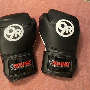 9 Round gloves.